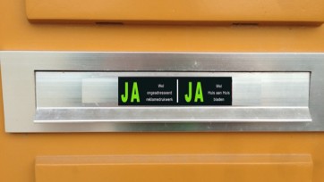 JA-sticker komt er, verspreiders en drukkers overwegen hoger beroep