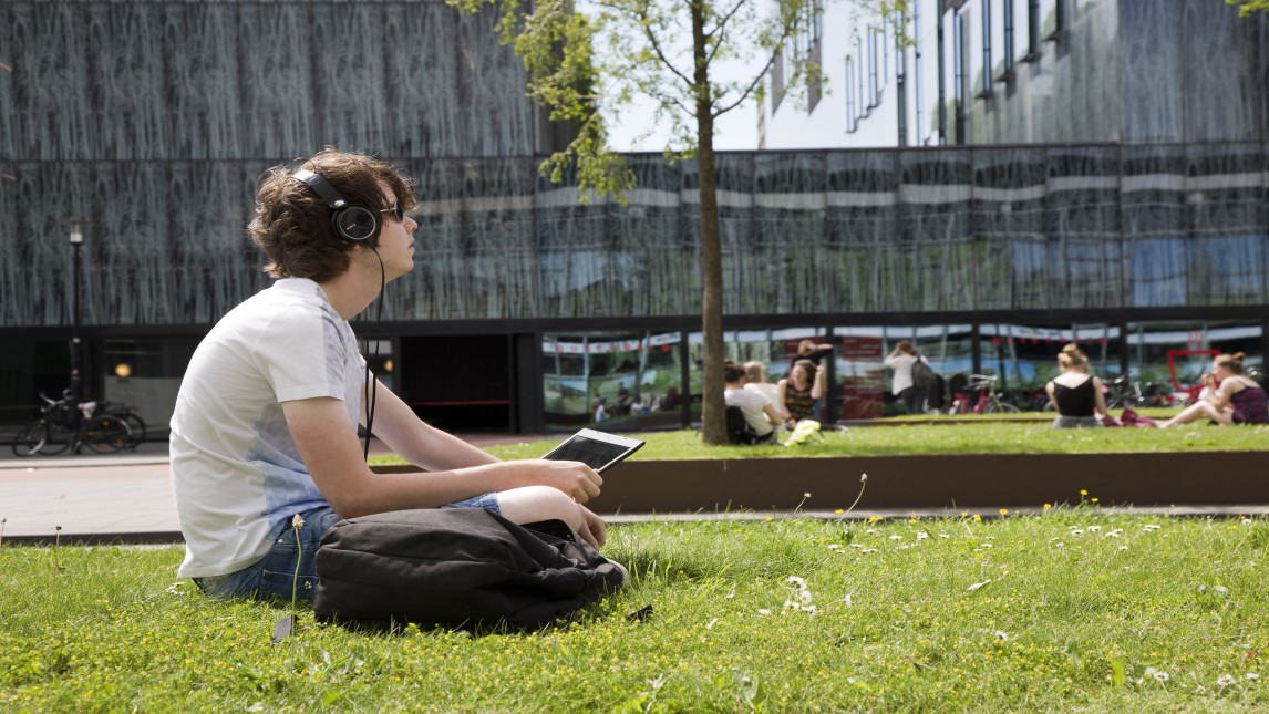 Jongere luistert in Utrecht via oortjes