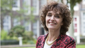 Patti Valkenburg (UvA): 'Kinderen te veel achter schermen? Volwassenen, kijk naar jezelf'