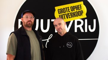 Buutvrij staat op omvallen, zet zichzelf in de 'ophef-uitverkoop'