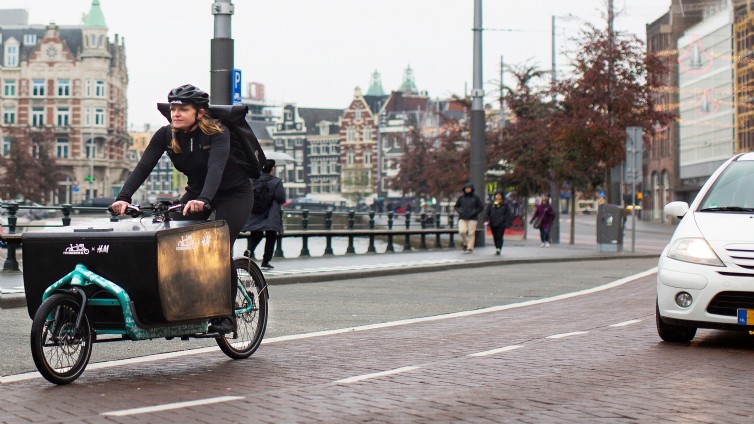 Fietskoerier met H&amp;M-spullen