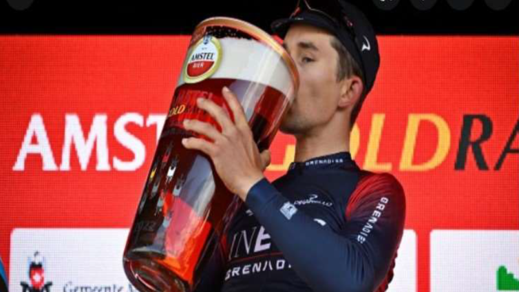 Winnaar Amstel Gold race op podium met gigaglas bier