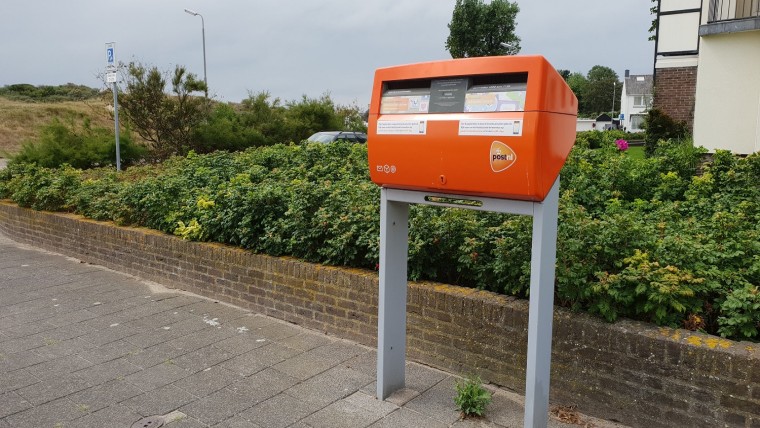 'Voor de jongere lezers onder ons: dat is zo’n papieren kaart die je in zo’n oranje brievenbus van PostNL op straat moet gooien'