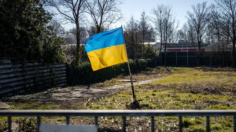 De Oekraïense vlag op een stuk grond aan de Molenkade in Amsterdam, dat mogelijk in beheer is van de schoonzoon van president Vladimir…