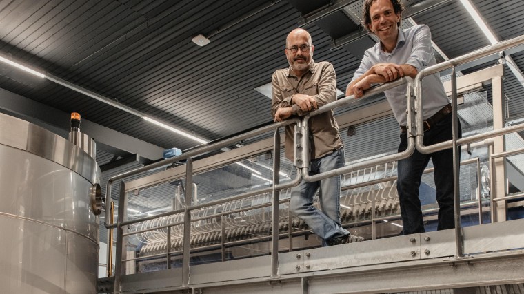 Jan-Paul Rutten en brouwmeester Steven van den Berg in het nieuwe brouwhuis