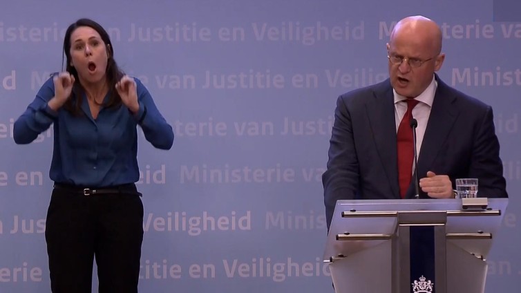 Beeld uit de persconferentie waarin minister Grapperhaus mensen streng toesprak