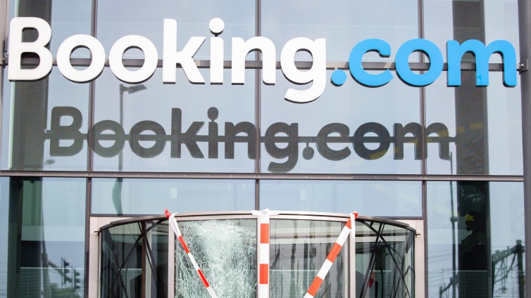 Consumentenbond begint zaak tegen booking.com
