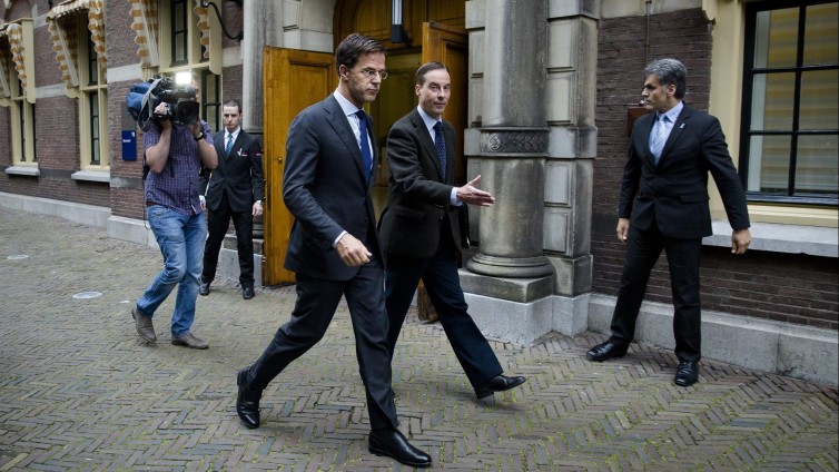 Stephan Schrover, directeur-generaal Rijksvoorlichtingsdienst, wijst Mark Rutte de route.