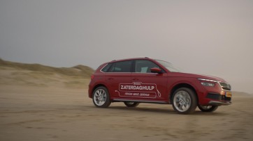 ŠKODA campagne ‘Frisse neus service’ brengt stadshonden naar het strand.