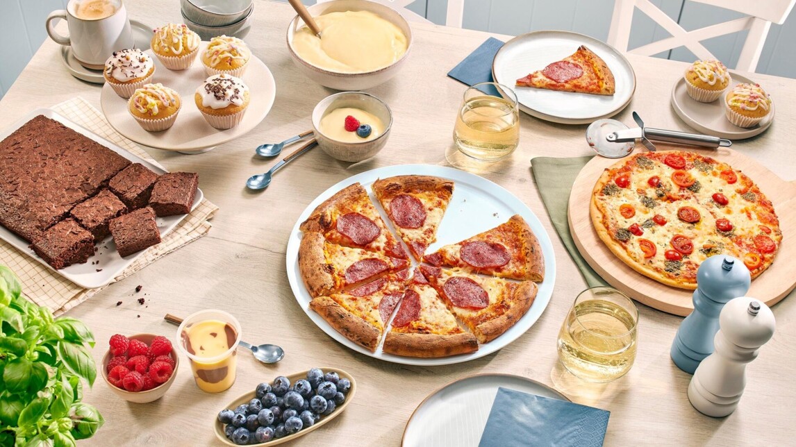 een pizza van dr oetker op een tafel