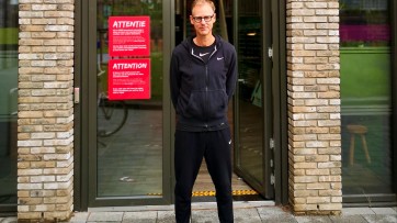 Ronnie Overgoor ontzag niemand met zijn foute grappen, tot Brian Hirman hem aansprak