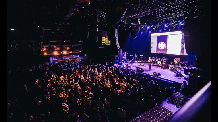 Het Immersive Creative Industry (walking) Dinner vond plaats in de grote zaal van de Effenaar