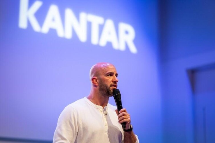 ‘Wij zijn geen product,’ zegt Boske op het podium tijdens het Kantar-evenement.