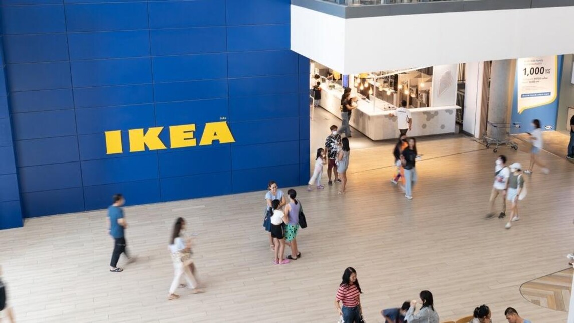 mensen in een ikea vestiging