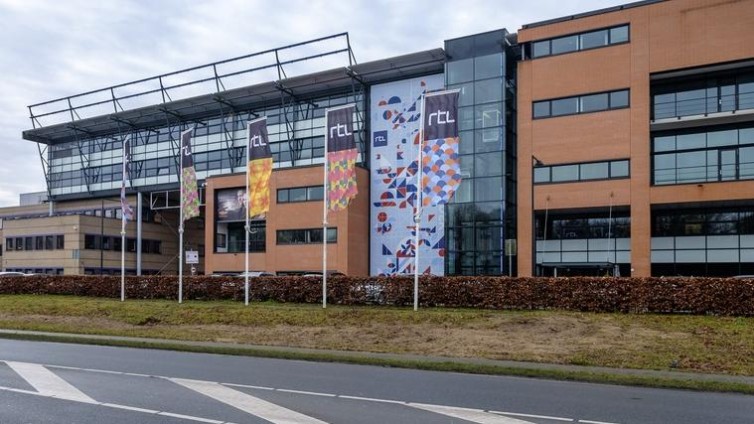 De vlag hangt er goed bij, bij RTL Nederland