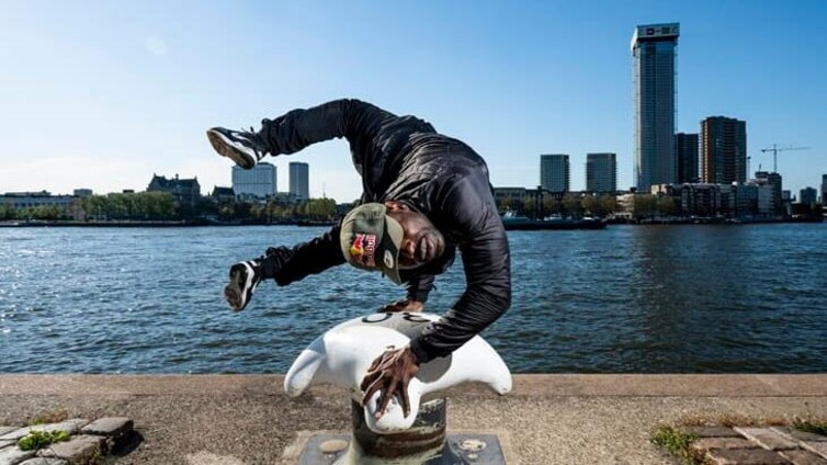 Breakers ontdekken de breaking- en hiphopcultuur in steden over de hele wereld, waaronder Rotterdam met Nederlandse breakers