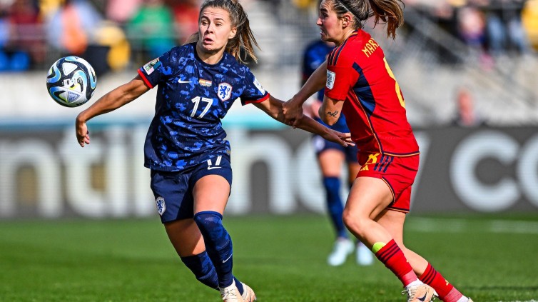 Victoria Pelova van Nederland, Mariona Caldentey van Spanje tijdens de wedstrijd tussen Spanje en Nederland