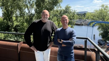 Centraal Beheer blaast iconische slogan nieuw leven in met 63ste 'Even Apeldoorn bellen'-commercial