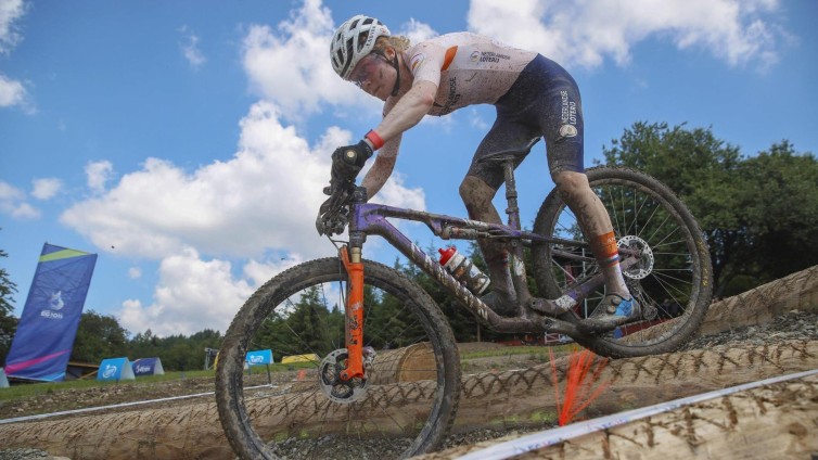 Puck Pieterse in AGU kleding tijdens het EK Mountainbike eerder dit jaar