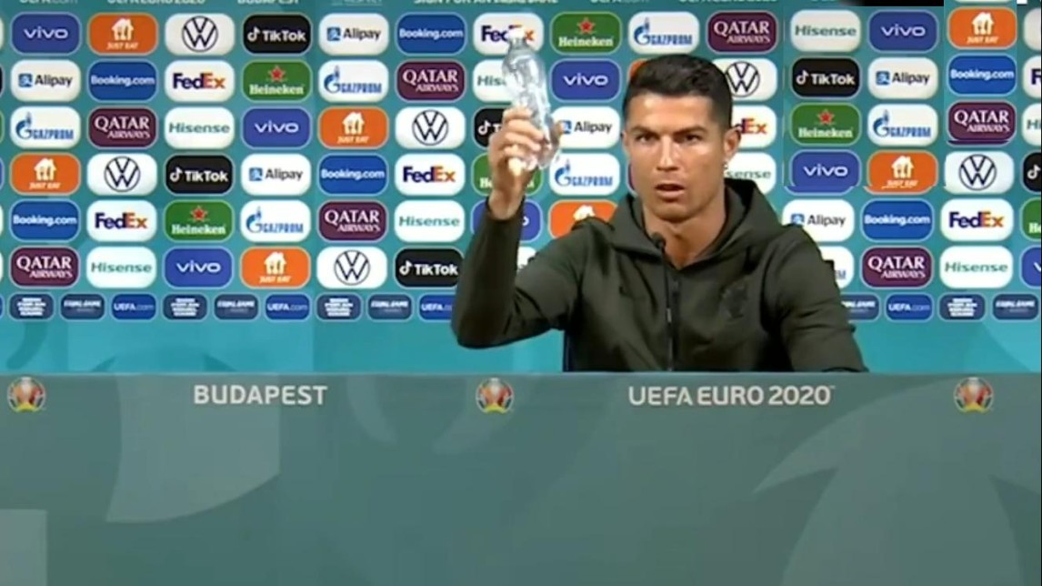 Ronaldo met zijn waterflesje