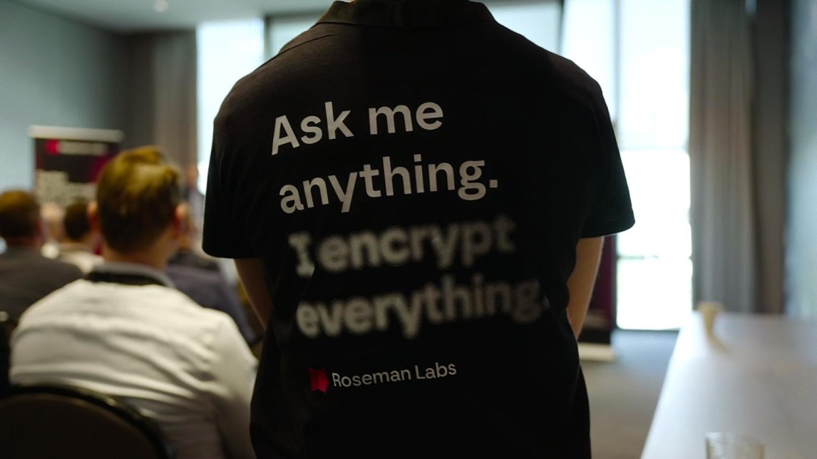 T-shirt van Roseman Labs