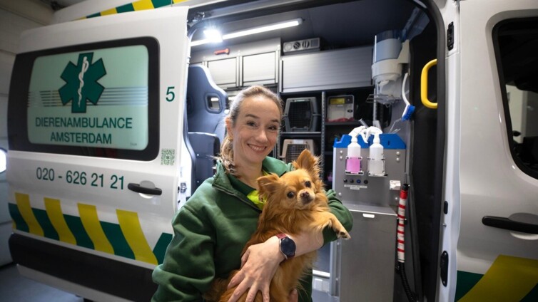 Woordvoerder Heleen Makkinga rijdt op de dierenambulance:  ‘De liefde voor dieren is overal hetzelfde’