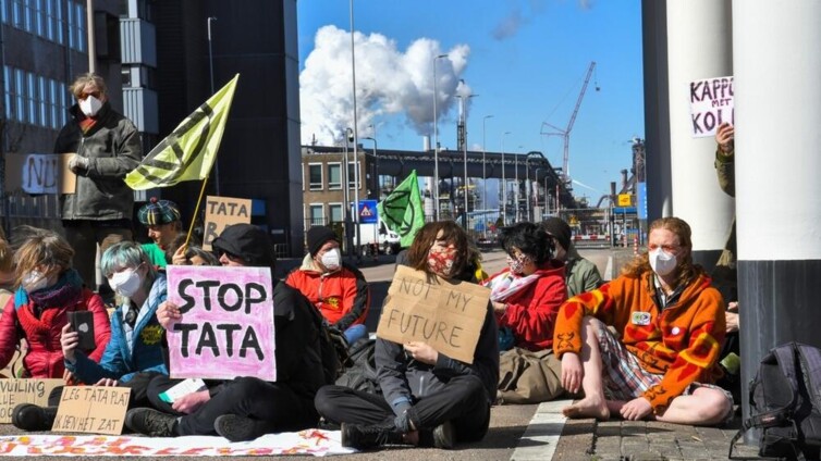 Milieudemonstranten protesteren bij Tata Steel