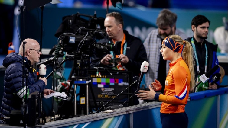 Jutta Leerdam praat met Bert Maalderink van de NOS in het Milano Speed Skating Stadium