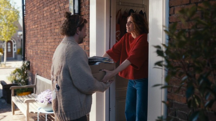 Lies houdt opdringerige ex buiten de deur in nieuwe Kruidvat-campagne