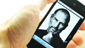 iPhone met stukje van Steve Jobs' coltrui te koop