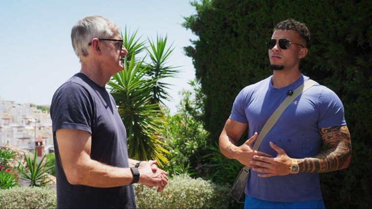Louis Theroux (l.) in Inside the Manosphere