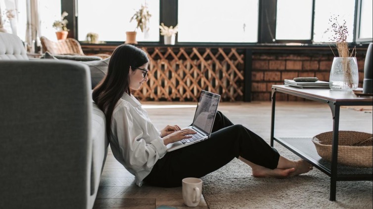 Vrouw in kamer met haar laptop