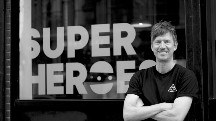 Rogier Vijverberg voor de SuperHeroes-vestiging in New York