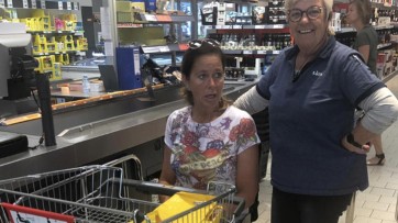 Lidl helpt klant in rolstoel zodat ze eindelijk zélf boodschappen kan doen