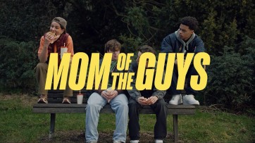 Awkward! ‘Mom of the guys’-campagne speelt met ouder-puberrelatie