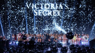 Victoria's secret is, dat zij een oude man is, vroeger bevriend met Epstein