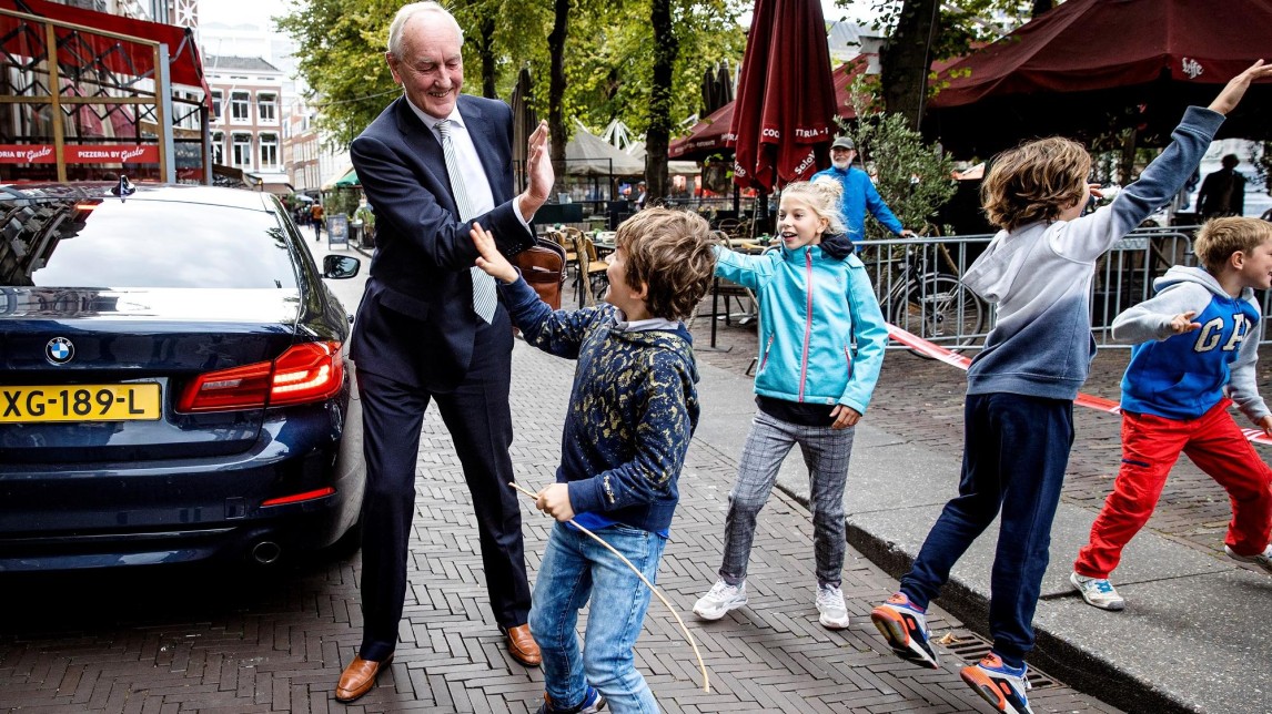 Informateur Johan Remkes wordt begroet door kinderen bij aankomst bij het Logement