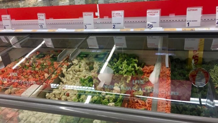 Diepvriesgroente scheppen in Poolse supermarkt