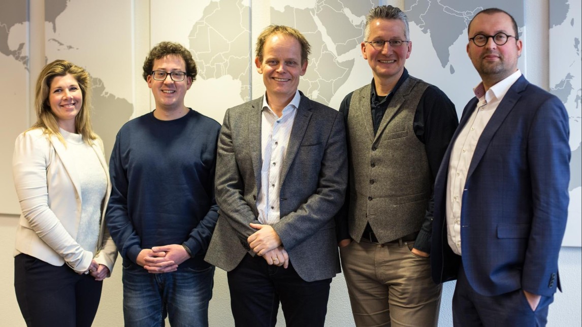 V.l.n.r. Marieke van Echtelt, Mark Vroegrijk en Lucas Hulsebos, (DVJ Insights) en Tammo Bijmolt en Maarten Gijsenberg, (Rijksuniversiteit…