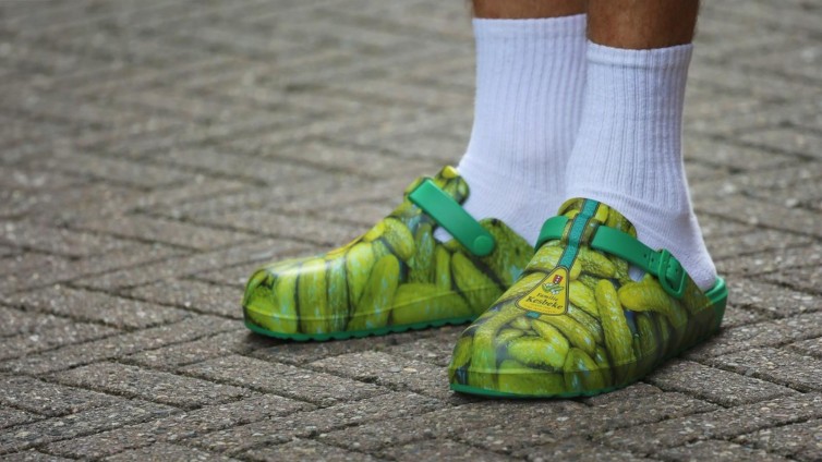 Knalgroene Kesbeke-sandaal ‘de Gurkenstock’ is hit op Instagram