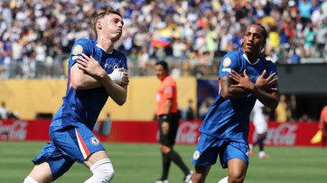 Voetballer Cole Palmer vecht tegen Frans wijnhuis, en dreigt te verliezen
