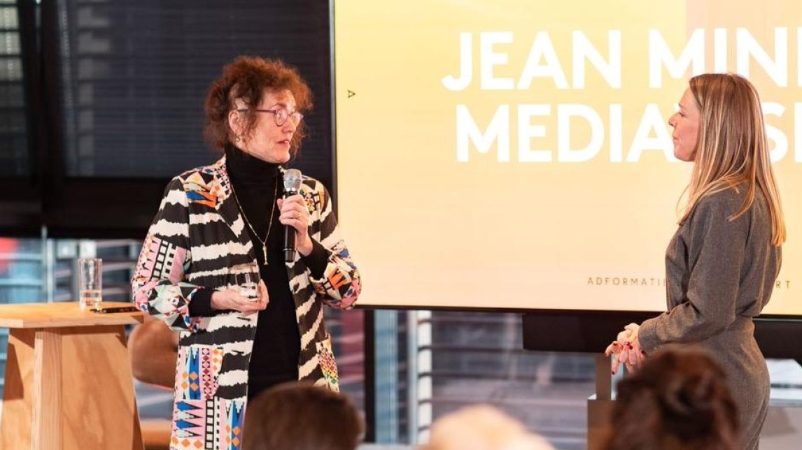 Marlene \Wickel (l) tijdens uitreiking van de awards voor het Media Report 2022