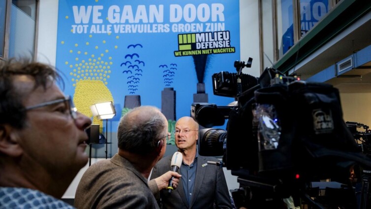 Donald Pols voor de camera's namens Milieudefensie