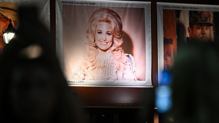 Foto van Dolly Parton in de Country Music Hall of Fame in Nashville