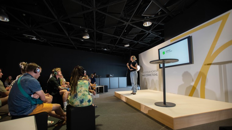 Jip van de Meent op het podium in Cannes, fotografie Mattijs Wentinck www.mattijswentinck.nl