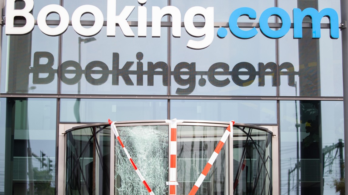 Voorgevel Booking.com met kapotte deur