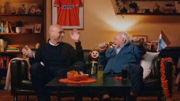 Snickers giet 'Hou je rustig' van Bassie en Adriaan in een WK-jasje