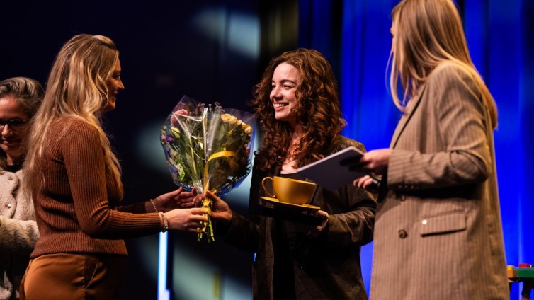 Koffiedik Kijken 2026: millennial wordt nieuwe boomer en iedereen aan de dumbphone