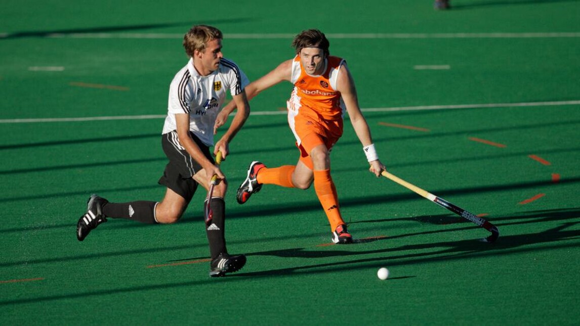 hockeyende mannen op een veld