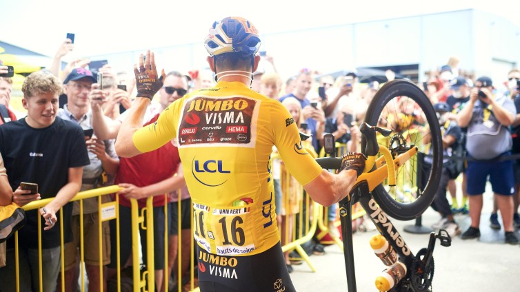 Wout van Aert in de gele trui tijdens Tour de France